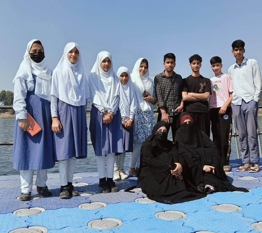 Alfaid students by the lake